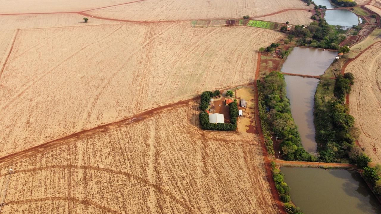 Vista aérea da propriedade com viveiros de piscicultura e lavouras