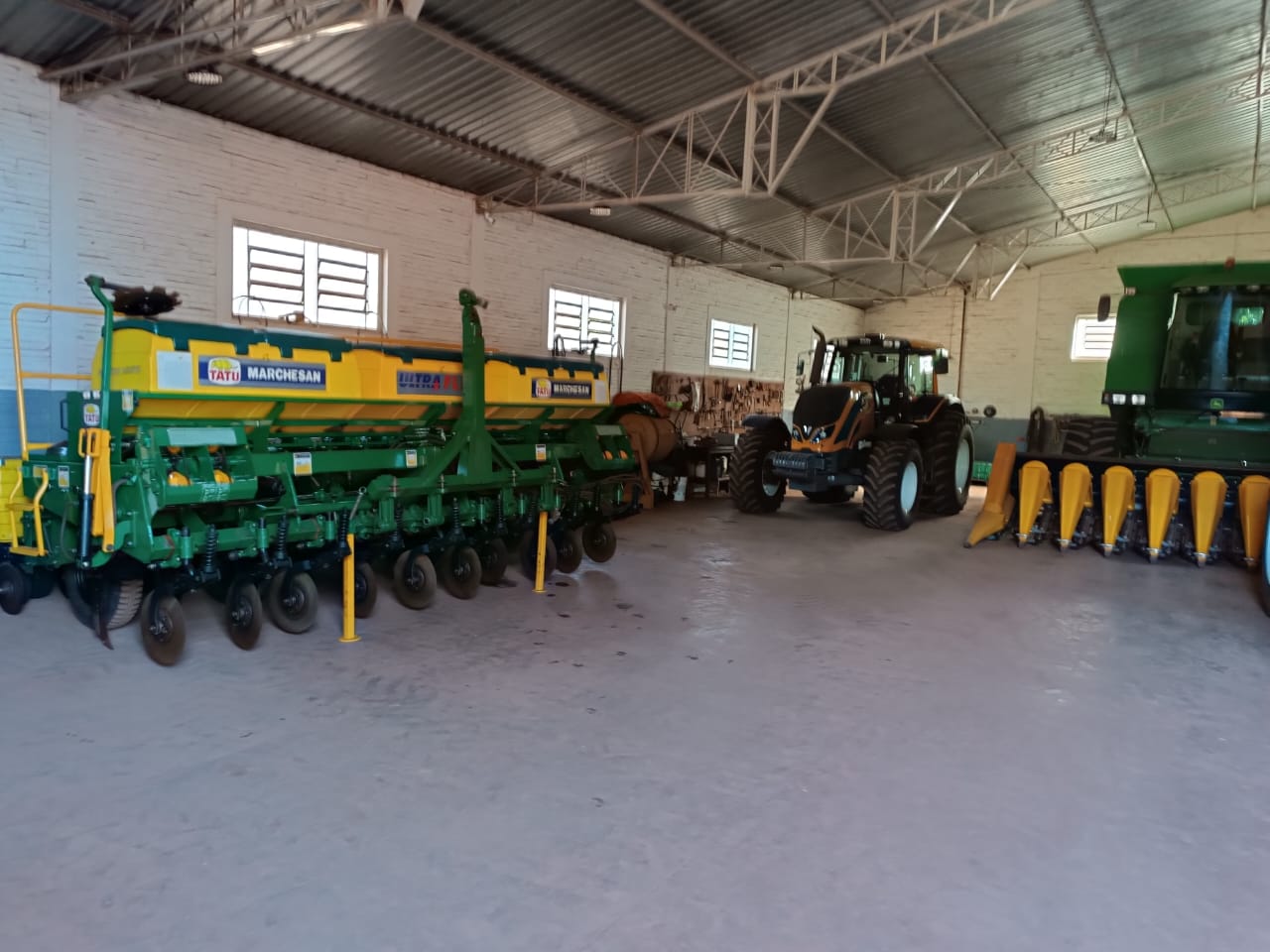 Galpão de máquinas da Mileo Agro com plantadeira, tratores e colheitadeira